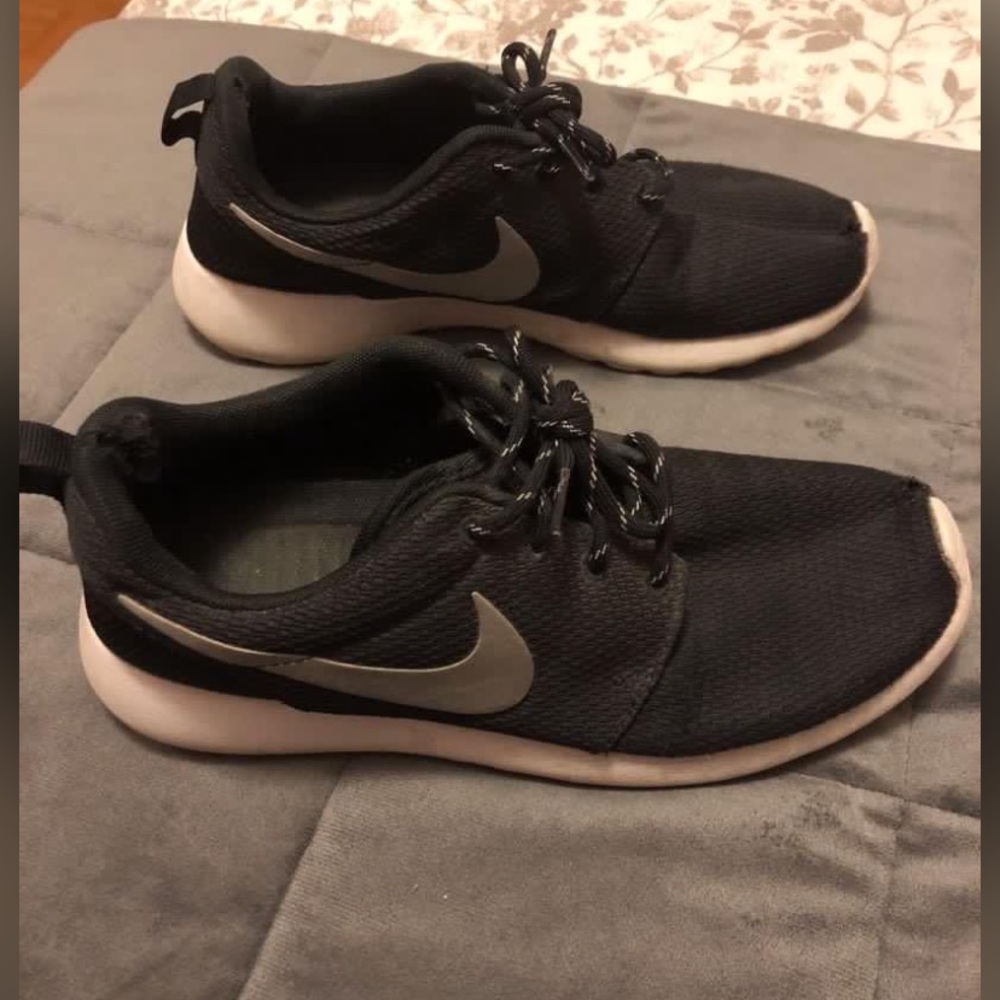 Black Nike Roche Runs - Picture 2 of 4